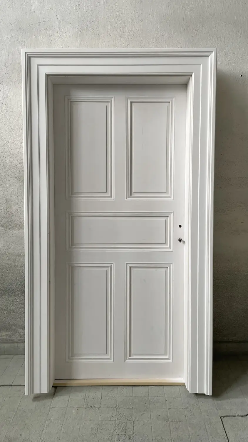 Bílé dřevěné dveře s obložkou